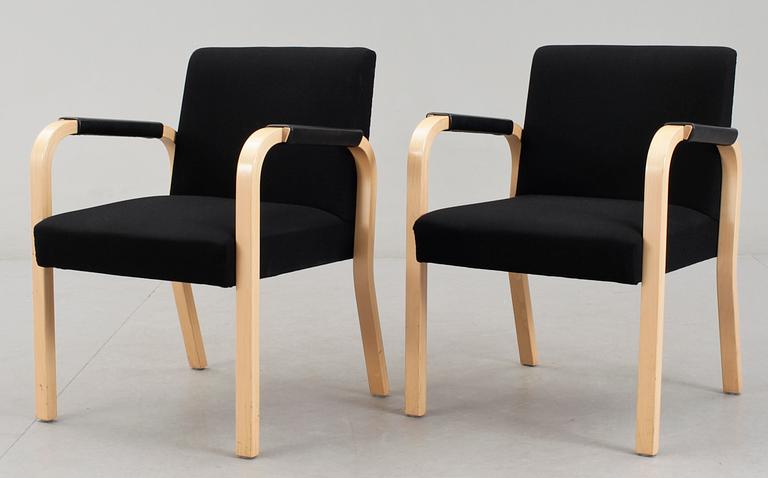 KARMSTOLAR, 1 par, modell 45, Alvar Aalto, Artek, Finland.