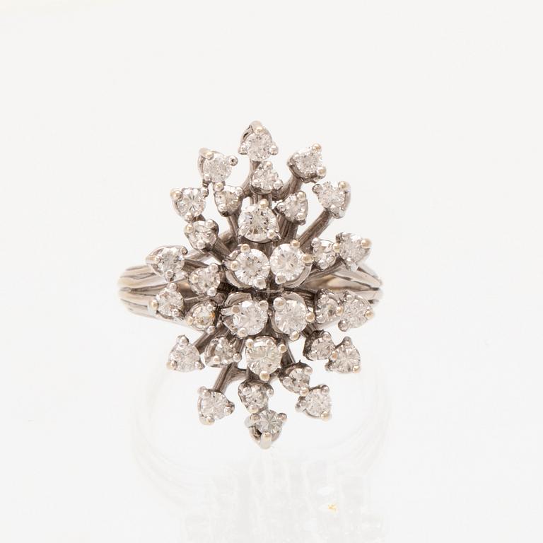 Ring/Cocktail ring 18K white gold with round brilliant-cut and single-cut diamonds.