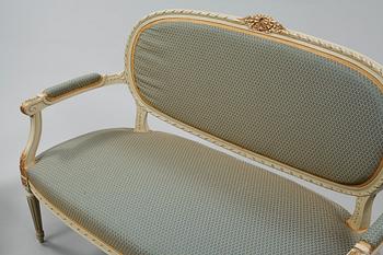 SOFFA samt KARMSTOL, Louis XVI-stil, 1900-talets andra hälft.
