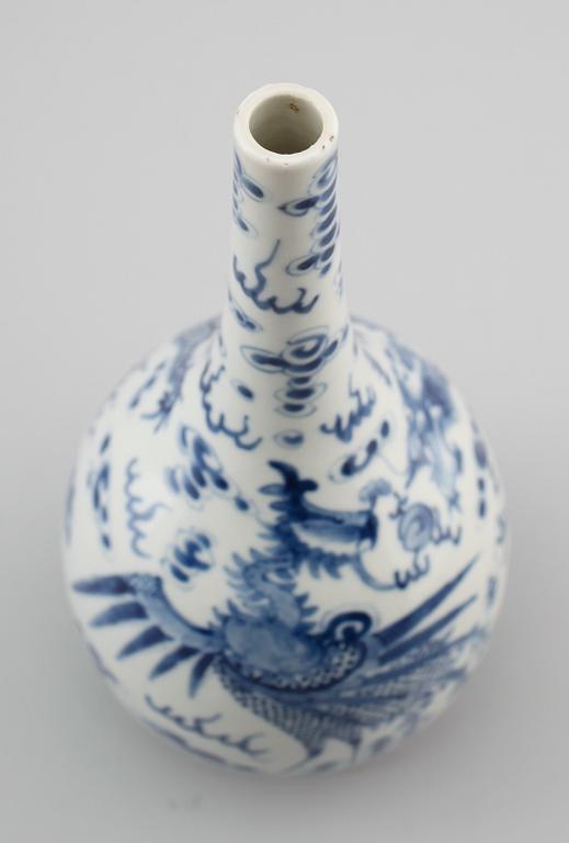 A blue and white flask, Qing dynasty, 19th century.