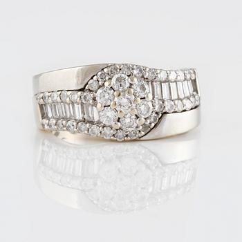 RING, 14K guld med briljant och baguettslipade diamanter ca 1.00 ct. Vikt 6,3 gram.
