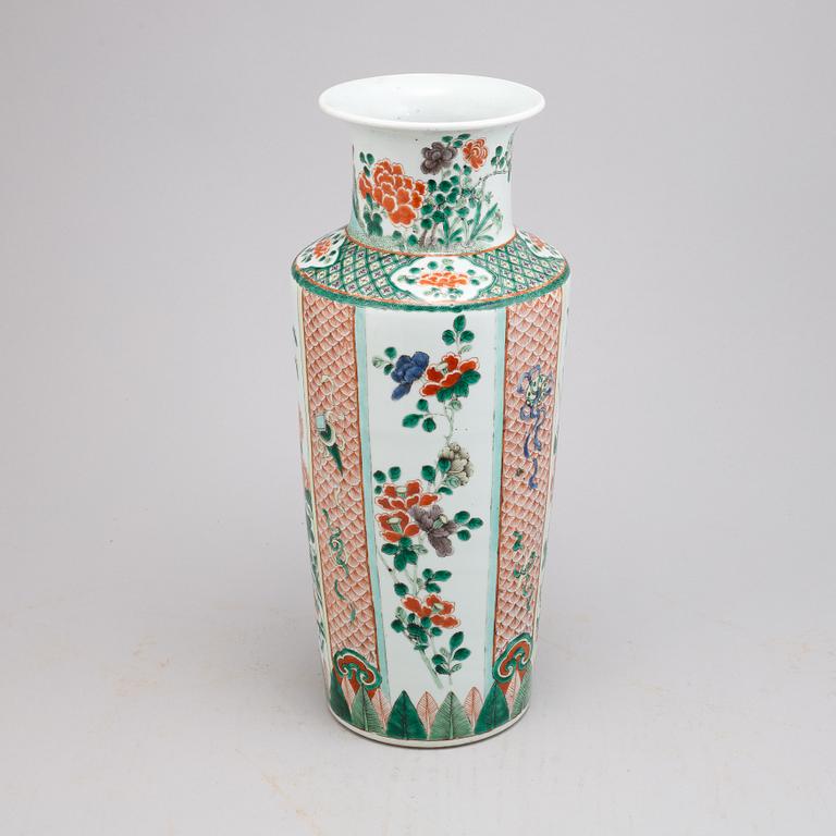 A Chinese Kangxi style porcelain vase, Qing dynasty, 19th century.