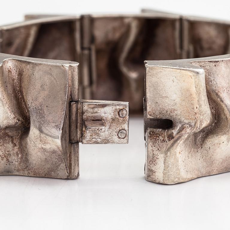 Matti Hyvärinen, armband, sterlingsilver, Sirokoru Oy 1973.