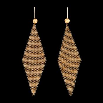1136. A pair of Tiffany "Mesh scarf" earrings. Designed by Elsa Peretti.