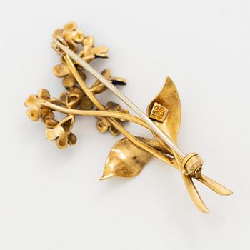 Brosch i form av en blombukett 18K guld med blå emalj.