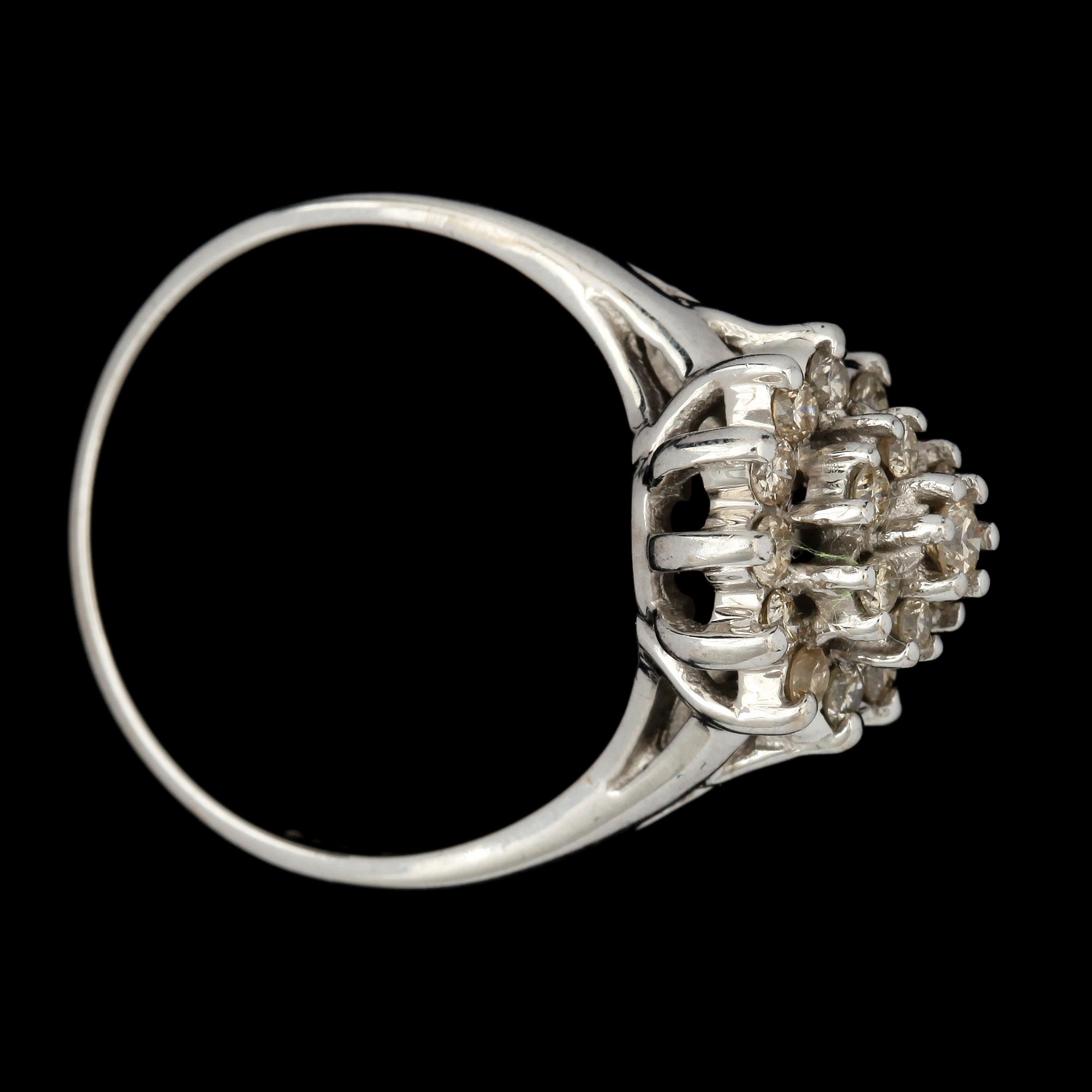 RING, 14k vitguld med 19 briljantslipade diamanter tot ca0,35ct. Vikt 4,5g.