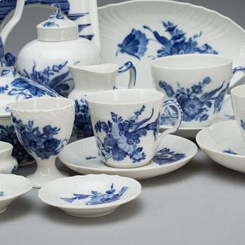SERVIS, porslin, 126+11+1 delar "Blå blomst", Royal Copenhagen.
