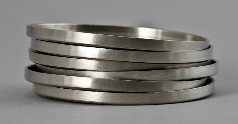 GLASUNDERLÄGG, 6 st, tenn, Firma Svenskt Tenn, Stockholm 1970.