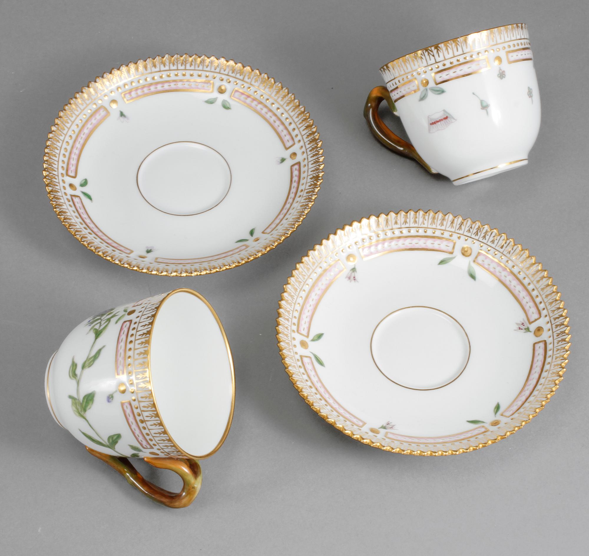MOCCAKOPPAR, ett par samt UNDERFAT, porslin, "Flora Danica", Royal Copenhagen, 1900-talets andra hälft.