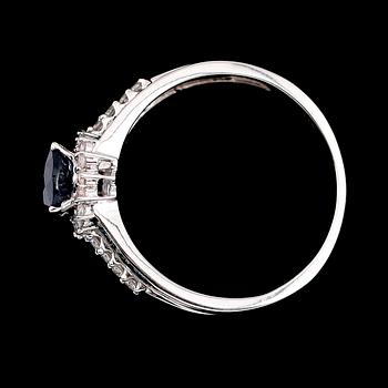 RING, 9 k guld, vita och blåfärgade briljanter tot ca 0.56 ct, blå safir ca 2.20 ct.