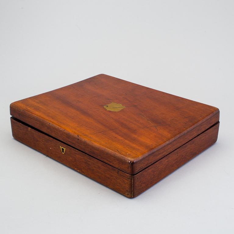 a english EPNS cutlery service with 38 pieces from the late 1800's.