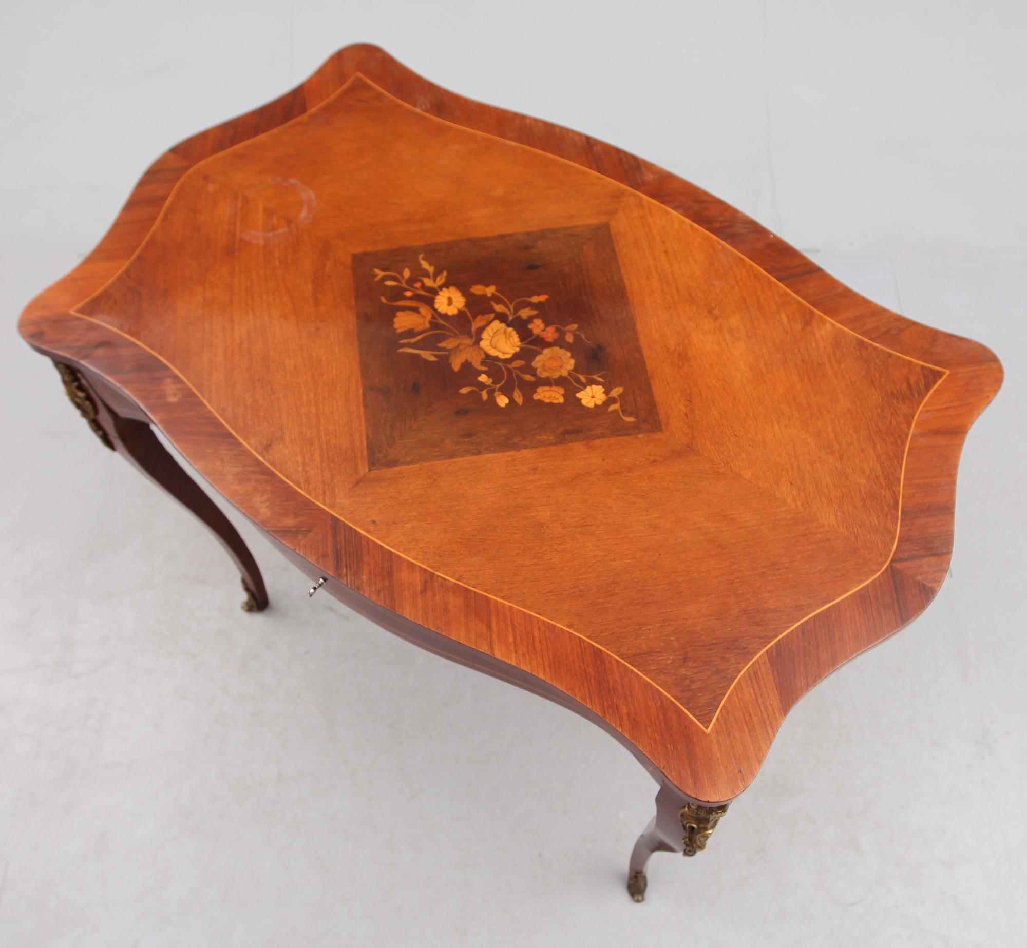 SKRIVBORD, rokokostil, 1900-talets första hälft.