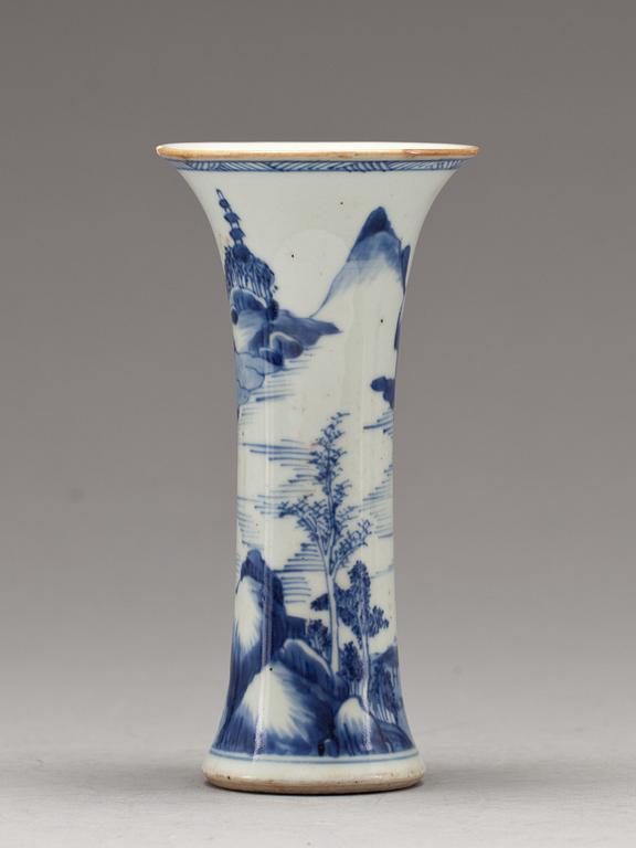 TRUMPETVAS, porslin, Kina, Kangxi (1662-1722).