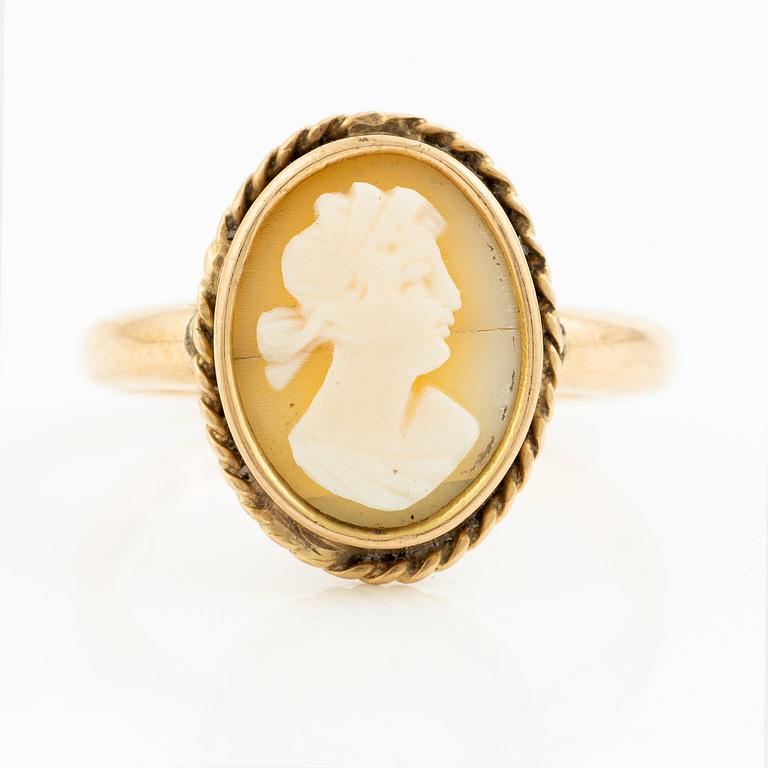 Ring 18K gold with a shell cameo.