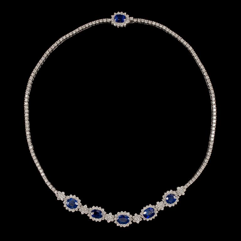COLLIER, fem blå safirer med briljantslipade diamanter, 6.92 ct.