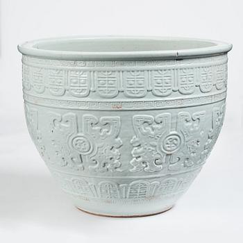Praktytterfoder, blanc de chine. Qingdynastin, 1700-tal. Med märkning 滄亭清玩 'cang ting qing wan'.