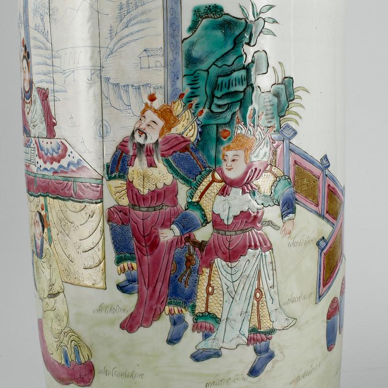 VASER, ett par, porslin, Kina, 1900-tal.