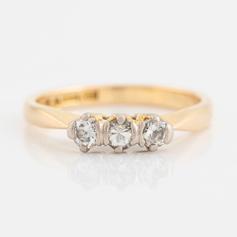 Ring, with three brilliant-cut diamonds.