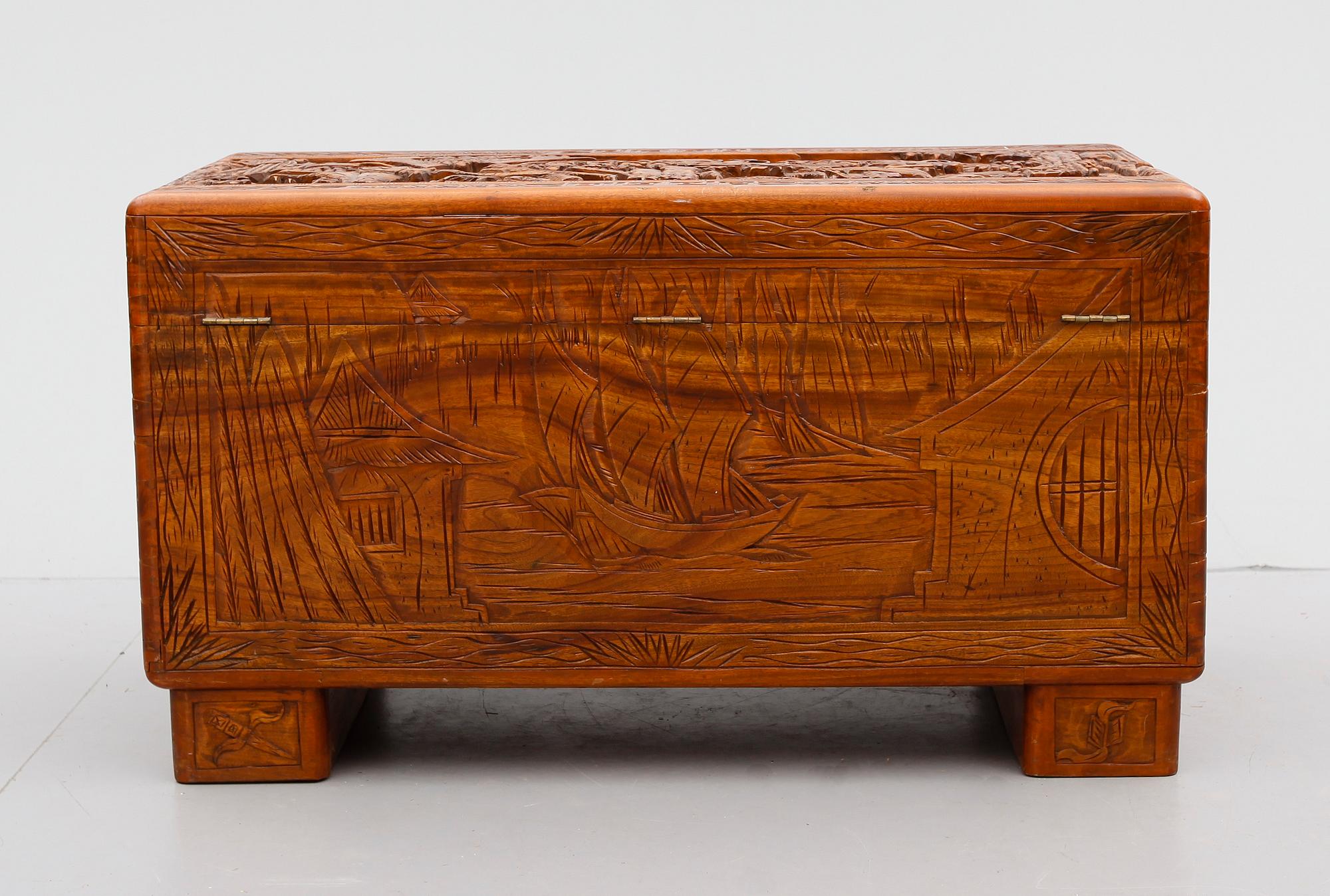 KAMFERKISTA, 1900-talets mitt.