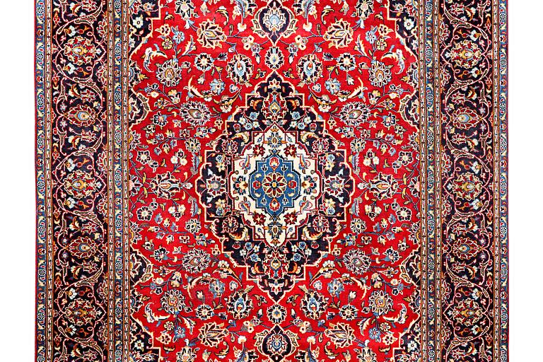 A Kashan carpet, c. 302 x 195 cm.