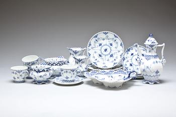 KAFFESERVIS, porslin, 14 delar.  "Musselmalet" Royal Copenhagen.