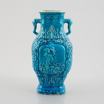 A Chinese turquoise glazed porcelain vase, late Qing dynasty / early 20th century.