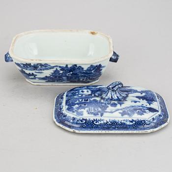SMÖRTERRIN, porslin, Qingdynastin, Qianlong (1736-95).