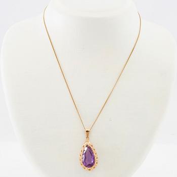 Necklace gold with a faceted synthetic purple sapphire.