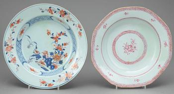 TALLRIKAR 15 st SAMT 2 SKÅLFAT, porslin, mest Qianlong, Kina 1700-1800-tal.