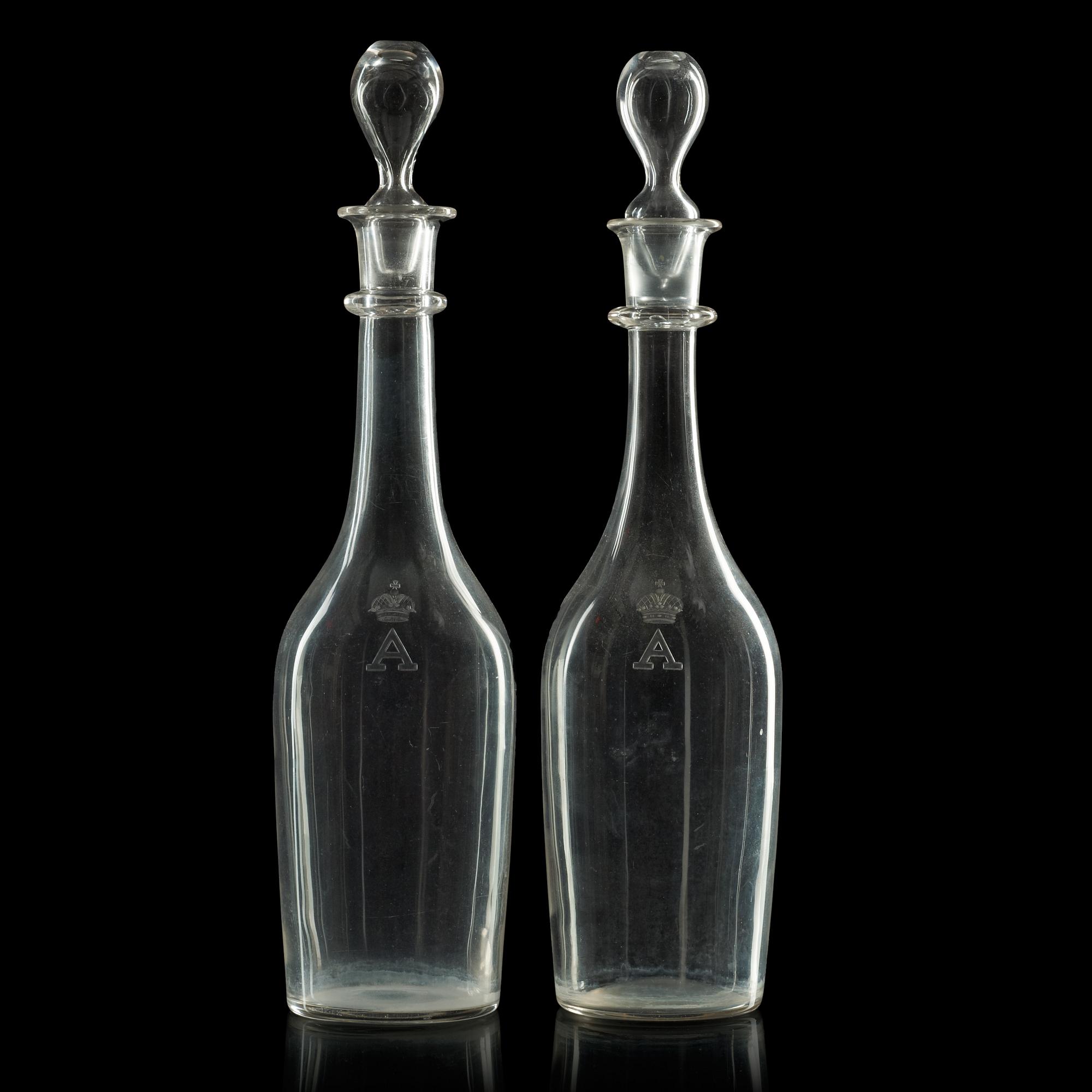 KARAFFER, ett par, glas. Ryssland, 1800-tal. Troligen kejserliga glasmanufakturen, St Petersburg.
