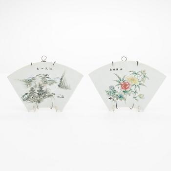 Two Chinese famille rose porcelain plaques, late Qing dynasty / early 20th century.