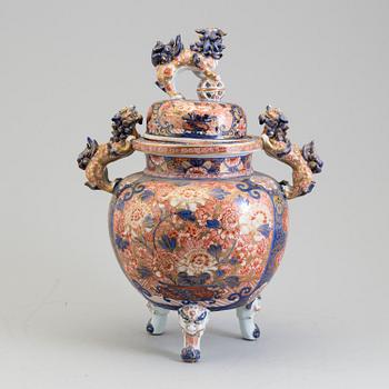 A large Japanese imari incense burner with cover, Meiji period (1868-1912).