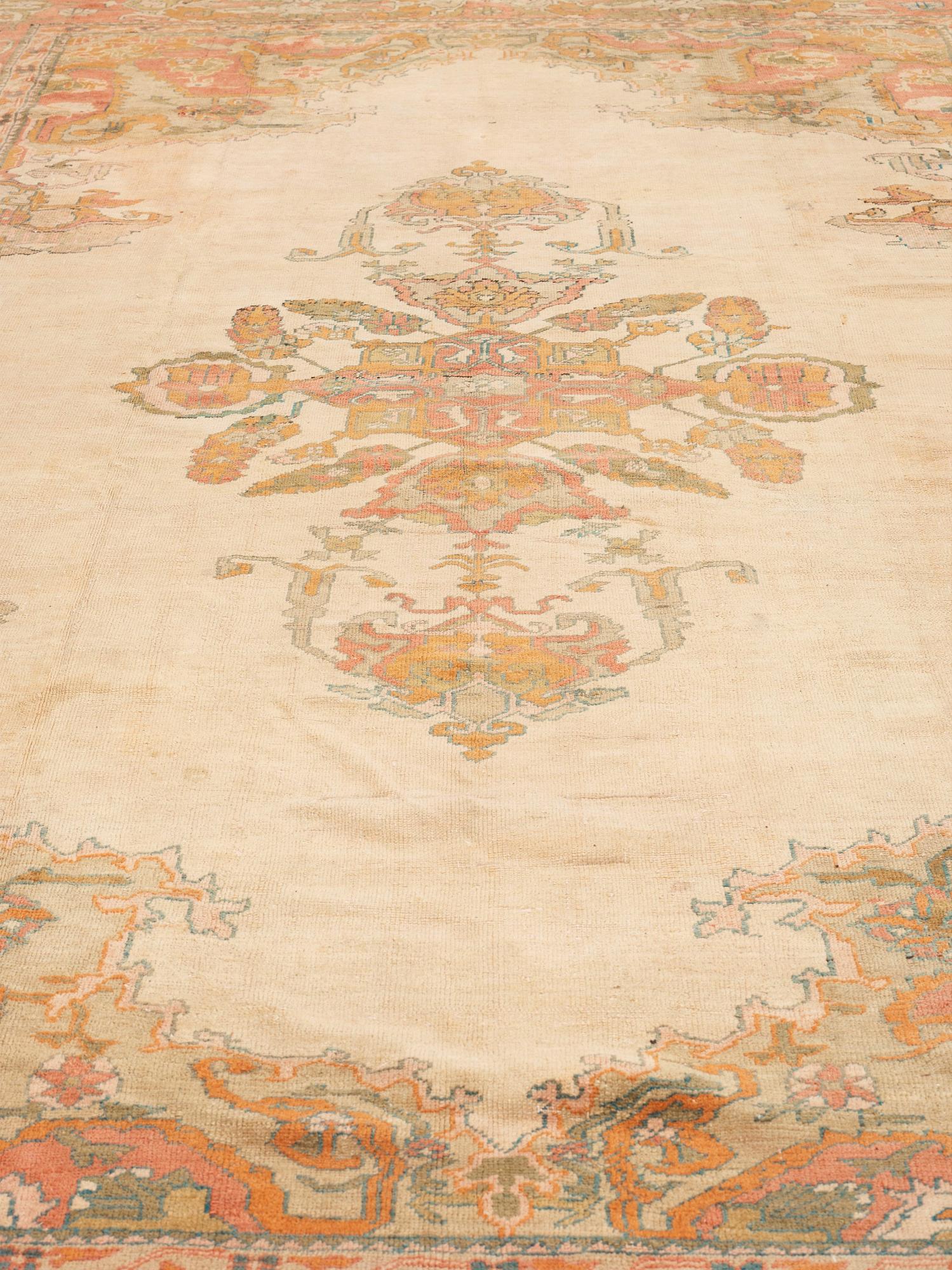 MATTA. Antique Ushak. 548 x 380,5 cm.
