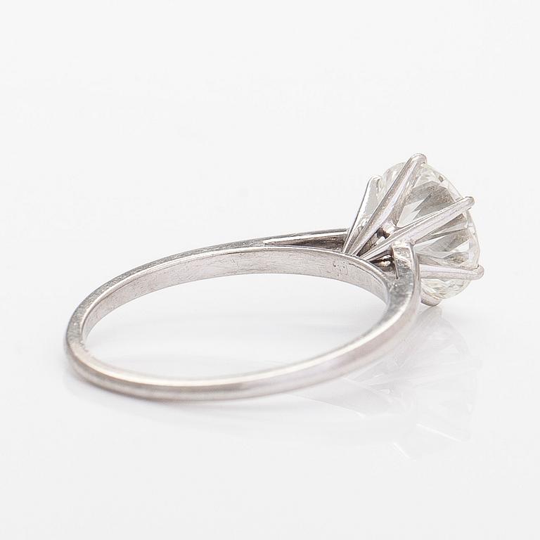 A platinum ring, set with a brilliant-cut diamond approximately 2.60 ct. With certificate from Tillander.