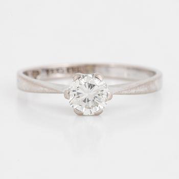 Ring 18K vitguld med en rund briljantslipad diamant 0.46 ct enligt gravyr.