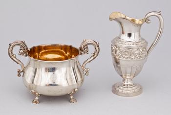 GRÄDDKANNA SAMT SOCKERSKÅL, silver, Lars Larsson & Co, Göteborg 1865 resp Möllenborg, Stockholm 1891. Tot 480 gram.