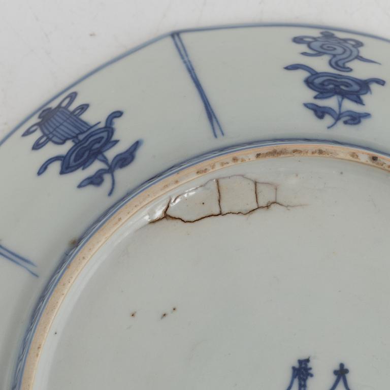 A blue and white dish, Tianqi/Chongzhen, 17th century.