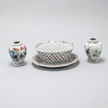 A porcelain bowl and two vases, China, 18th century.