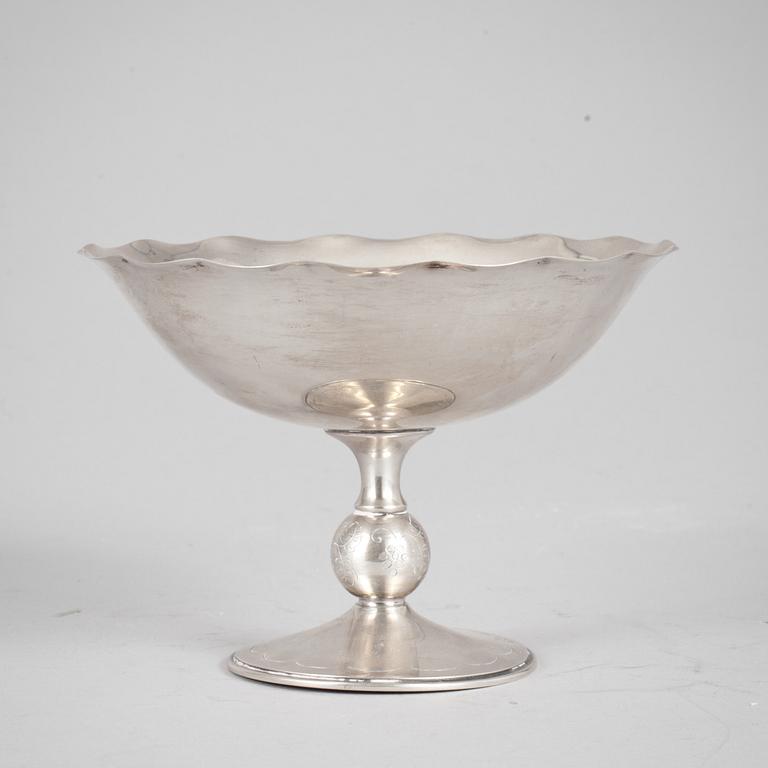 SKÅL PÅ FOT, silver. C.G Hallberg, Stockholm, 1925. Vikt ca 142 g.