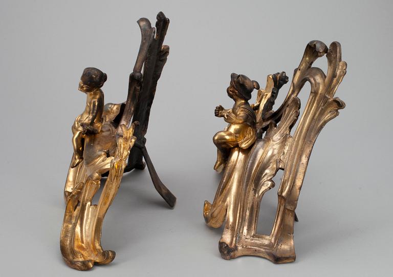 ELDHUNDAR, ett par, förgylld brons, rokokostil, 1800-tal.