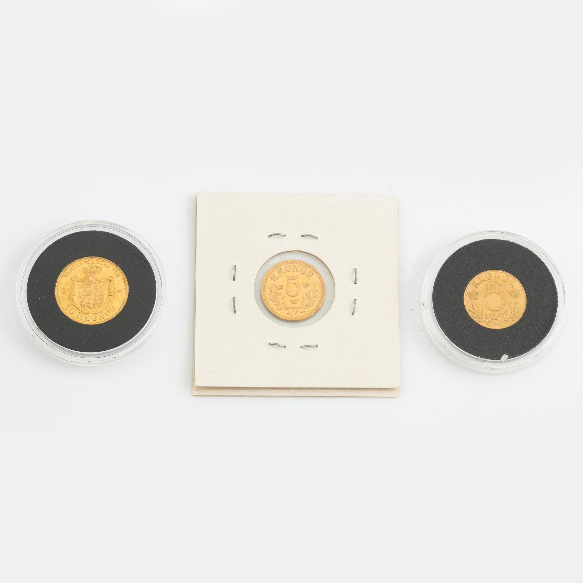 Three Swedish goldcoins, 10 kr 1874, 5 kr 1881, 5 kr 1920.
