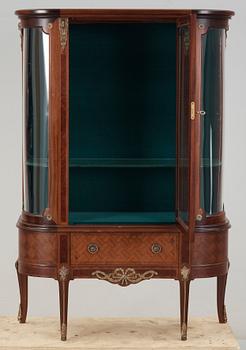 VITRINSKÅP, Louis XVI-stil, 1900-talets mitt.