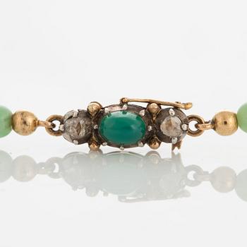 Collier av jadeitkulor diameter ca 4.2 - 9 mm lås 18K guld med krysopras samt två rosenslipade diamanter.