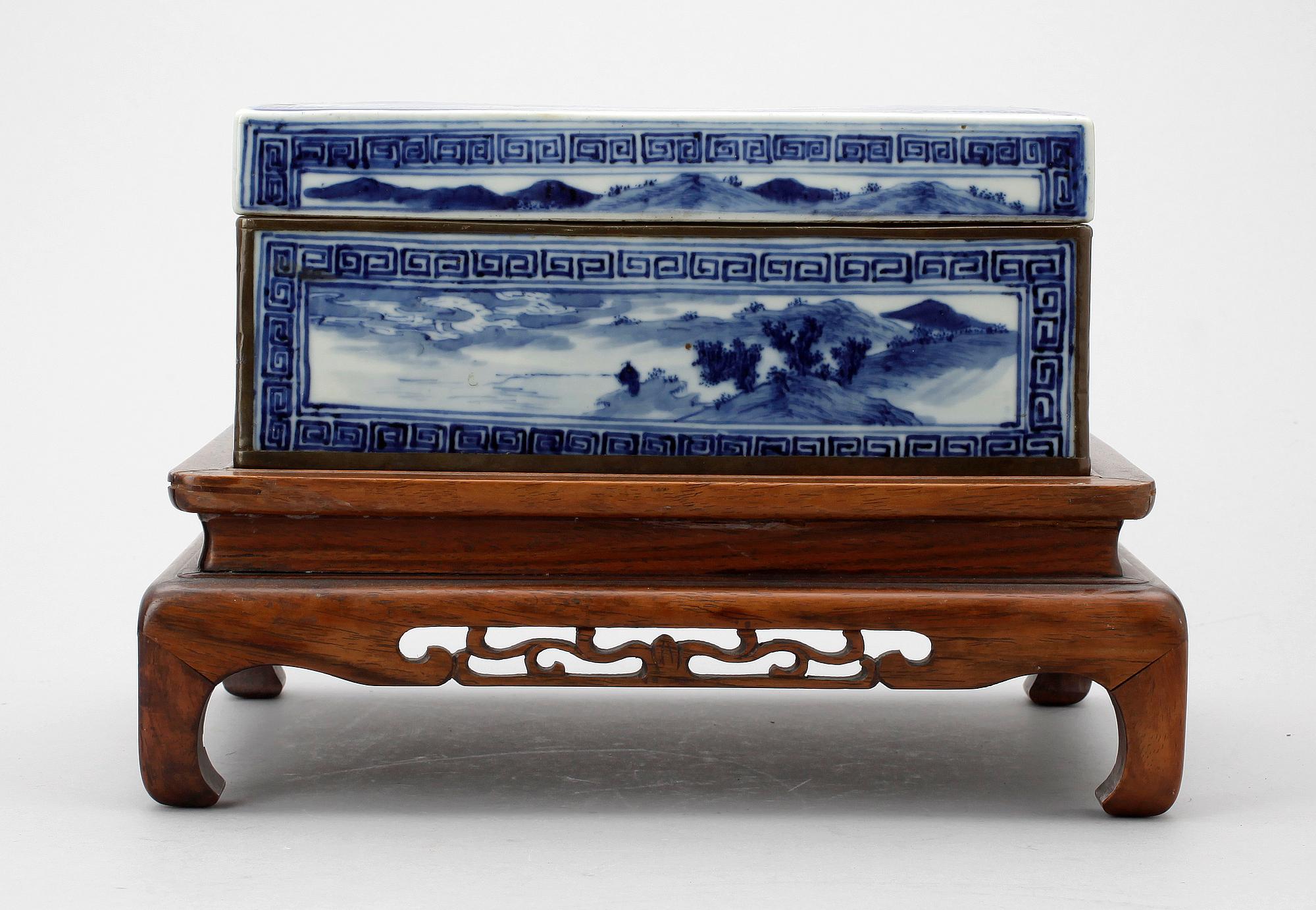 ASK MED LOCK, porslin. Kina, ca år 1900.