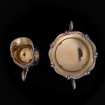 SOCKERSKÅL och GRÄDDSNÄCKA, silver, Finlands Guldsmeds ab, Åbo 1938. Vikt 586 g.