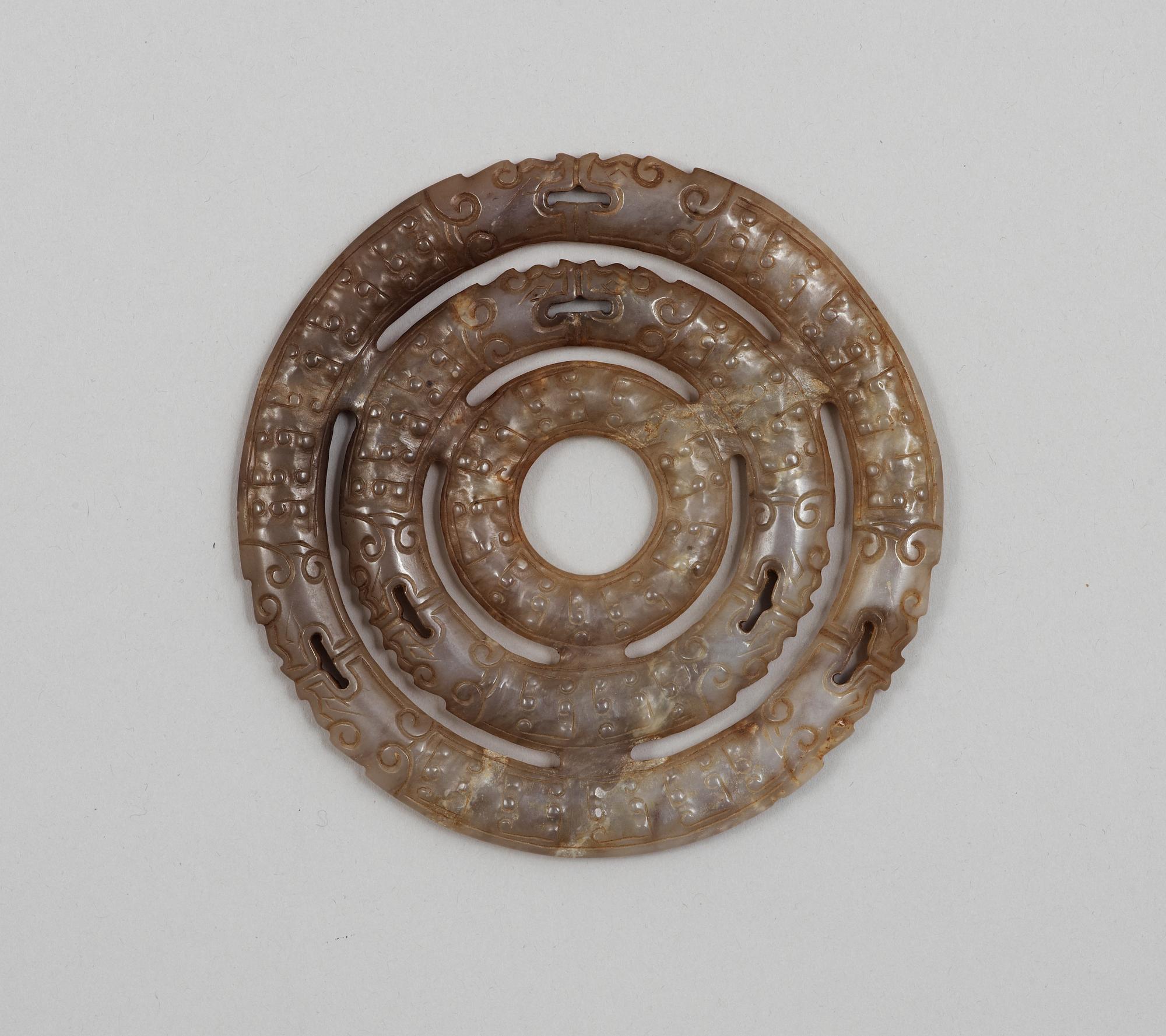 PLAKETT, sten. Arkaiserande.