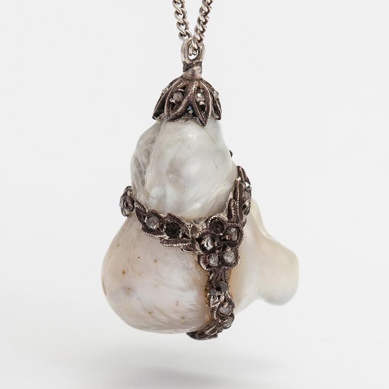 A silver necklace with a cultured salt water pearl/baroque pearl and rose-cut diamonds.