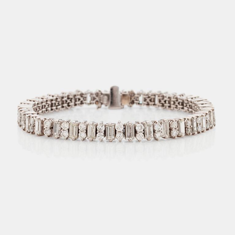 A baguette- and brilliant cut diamond bracelet.
