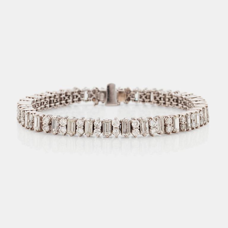 ARMBAND, med 64 briljantslipade diamanter samt 32 baguetteslipade diamanter, totalt circa 12.00 ct.