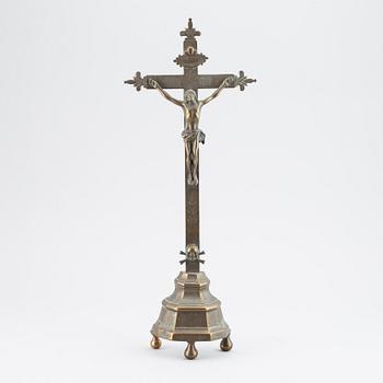 A bronze crucifix, 17th/18th century.